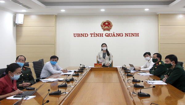  Phó Chủ tịch UBND tỉnh Quảng Ninh Nguyễn Thị Hạnh báo cáo với Thủ tướng Chính phủ.