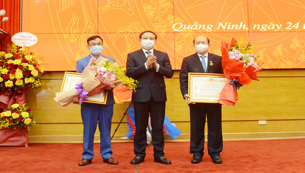 Bí thư tỉnh Quảng Ninh Nguyễn Xuân Ký thừa ủy quyền Chủ tịch nước trao danh hiệu Thầy thuốc Nhân dân cho các cá nhân. 