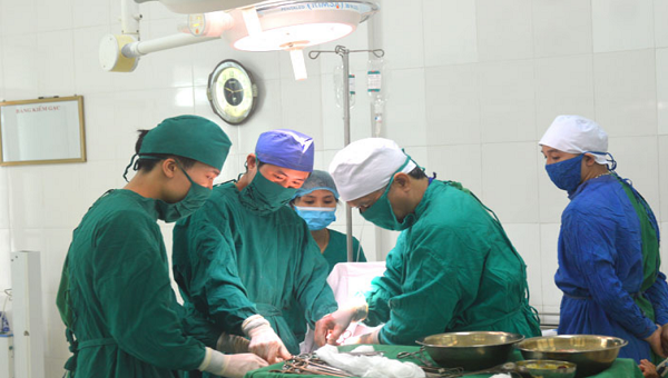 Phẫu thuật tại Trung tâm y tế huyện ý Yên (Nam Định).