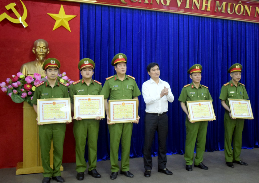 Chủ tịch UBND tỉnh Quảng Ninh Nguyễn Tường Văn trao bằng khen cho lực lượng Công an.