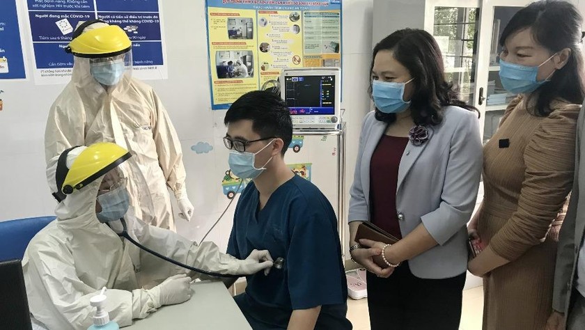 Khám sàng lọc trước tiêm chủng cho người tiêm tại vắc xin COVID-19 tại BV Sản - Nhi Quảng Ninh. Ảnh: SKĐS