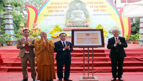 Phó Cục trưởng Cục Di sản văn hóa Trần Đình Thành trao Bằng xếp hạng Di tích Quốc gia đặc biệt chùa Thái Lạc cho đại diện huyện Văn Lâm.