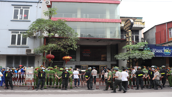 Lực lượng chức năng tổ chức cưỡng chế thi hành án đối với ông Dương Xuân Đại, tại tổ 7, khu 1, phường Hà Lầm, TP Hạ Long.