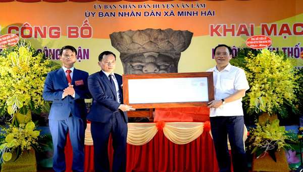 Trao quyết định công nhận bảo vật quốc gia  cho đại diện huyện Văn Lâm và xã Minh Hải.