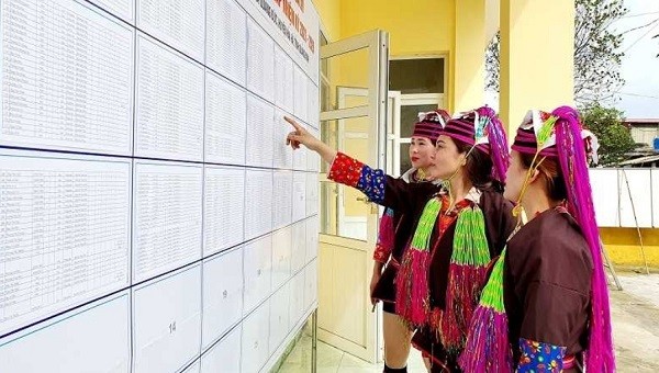 Người dân bản Kháy Phầu (xã Quảng Đức, huyện Hải Hà) xem danh sách cử tri được niêm yết tại đến Nhà văn hóa. 
