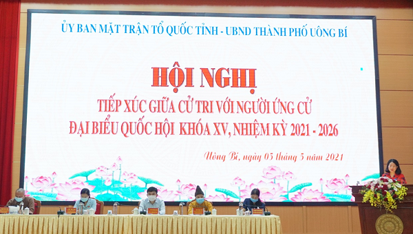 Đại diện Ủy ban MTTQ tỉnh Quảng Ninh giới thiệu tóm tắt tiểu sử của 5 người ứng cử ĐBQH khóa XV tại Đơn vị bầu cử số 2.