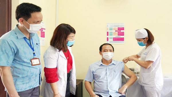Chủ tịch UBND tỉnh Hưng Yên Trần Quốc Văn tiêm vắc xin phòng Covid-19.