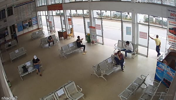 Camera tại nhà chờ bến xe khách Móng Cái ghi hình các trường hợp không đeo khẩu trang.