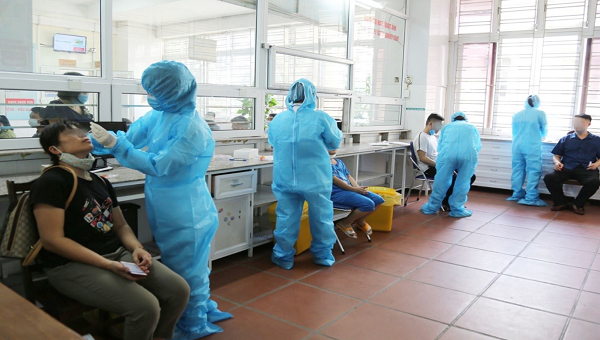 Người dân đến xét nghiệm Covid-19 tự nguyện tại Bệnh viện Đa khoa tỉnh Quảng Ninh.