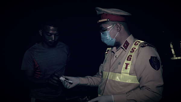 Lực lượng CSGT kiểm tra ma túy đối với lái xe trên đoạn quốc lộ 18 đi qua địa bàn TP Uông Bí.
