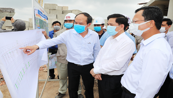 Đoàn công tác Bộ GT-VT thăm công trường thi công cầu Cửa Lục 1 - cây cầu 6 làn xe đầu tiên tại Quảng Ninh.