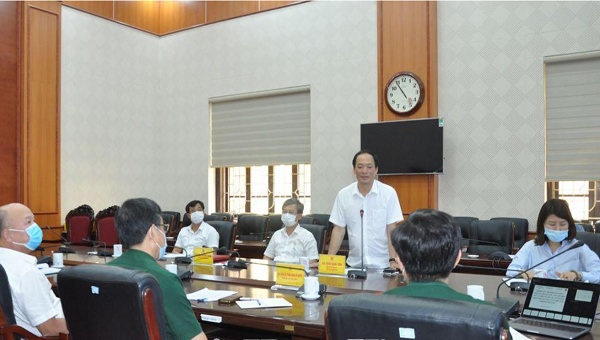 Chủ tịch UBND tỉnh Hưng Yên Trần Quốc Văn phát biểu tại buổi làm việc.