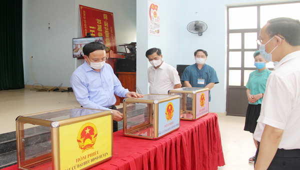 Bí thư tỉnh Quảng Ninh Nguyễn Xuân Ký kiểm tra cơ sở vật chất tại khu vực bỏ phiếu số 6, xã Vô Ngại, huyện Bình Liêu.