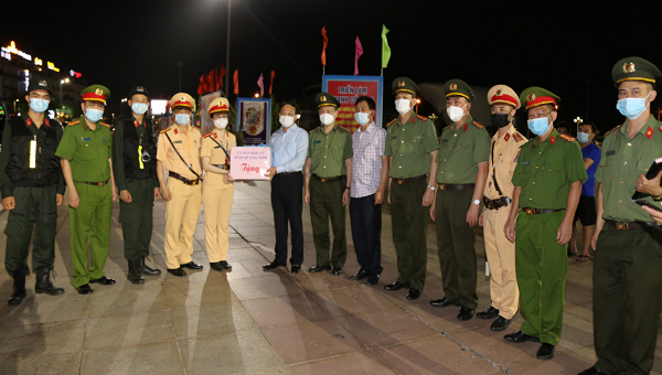 Bí thư Tỉnh Quảng Ninh Nguyễn Xuân Ký thăm, kiểm tra và tặng quà động viên các lực lượng thực hiện nhiệm vụ đảm bảo ANTT. 