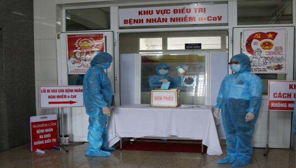 Cử tri khu cách ly Bệnh viện đa khoa tỉnh Quảng Ninh tham gia bỏ phiếu.