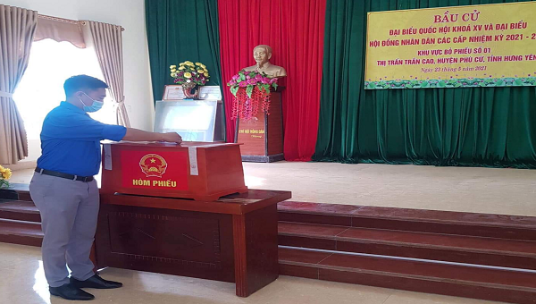 Cử tri thị trấn Cao, huyện Phù Cừ, tỉnh Hưng Yên bỏ phiếu bầu cử. 