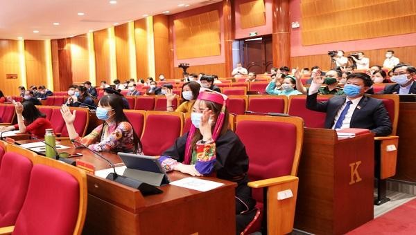 Các đại biểu HĐND tỉnh Quảng Ninh biểu quyết thông qua các Nghị quyết.