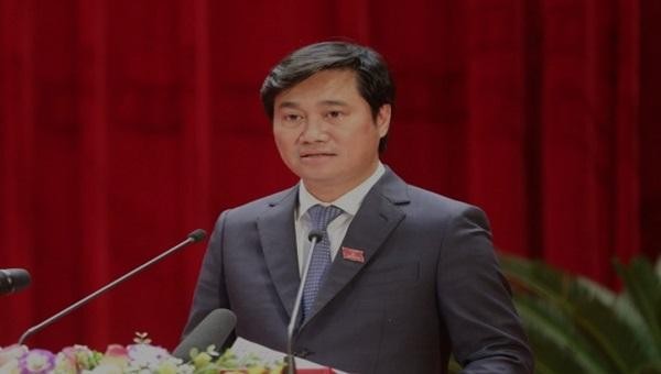 Chủ tịch UBND tỉnh Quảng Ninh Nguyễn Tường Văn trình bày báo cáo tại kỳ họp.
