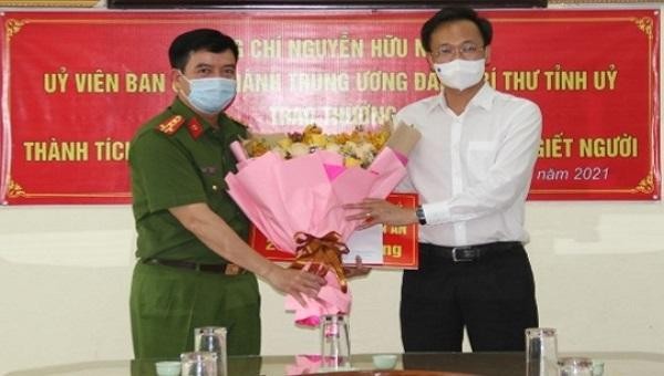 Bí thư Tỉnh ủy Hưng Yên Nguyễn Hữu Nghĩa chúc mừng và trao thưởng cho lực lượng phá án.