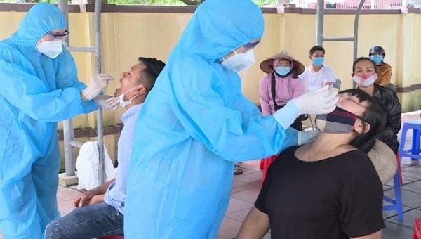 Nhân viên y tế lấy mẫu xét nghiệm cho người dân tại phường Mông Dương.