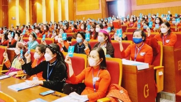 Các đại biểu biểu quyết thông qua Nghị quyết Đại hội Đại biểu Phụ nữ tỉnh Quảng Ninh lần thứ XII, nhiệm kỳ 2021-2026.