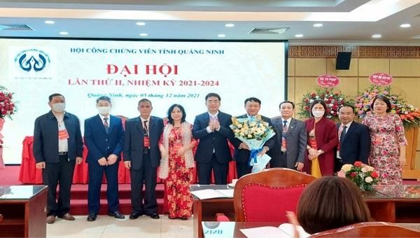 Giám đốc Sở Tư pháp tỉnh Quảng Ninh Lê Thành Cung, tặng hoa chúc mừng Ban Chấp hành Hội Công chứng viên tỉnh.
