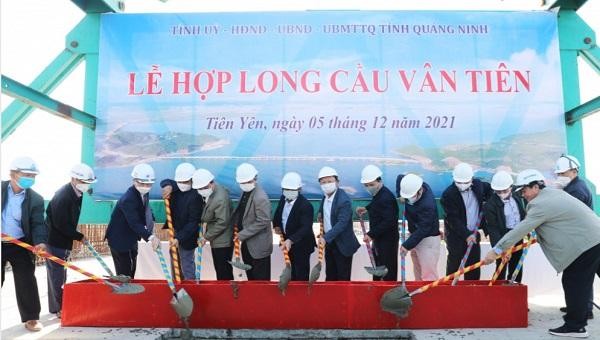 Phó Chủ tịch Thường trực UBND tỉnh Quảng Ninh Cao Tường Huy, cùng đại diện chủ đầu tư, nhà thầu, đổ mẻ bê tông cuối cùng hợp long cầu Vân Tiên.