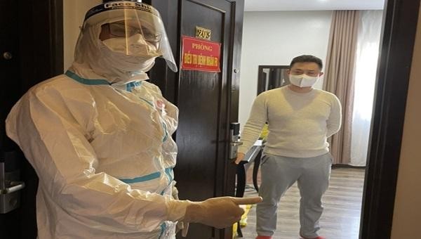 Bác sĩ Bệnh viện Đa khoa tỉnh Quảng Ninh trực tiếp thăm khám và động viên bệnh nhân Đ.M.Đ tại cơ sở lưu trú.