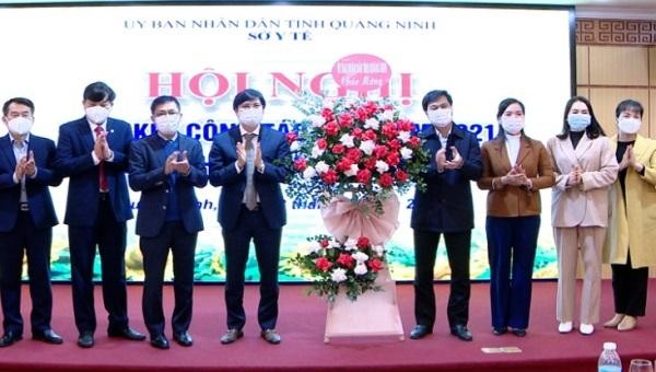 Lãnh đạo tỉnh Quảng Ninh tặng hoa chúc mừng những thành tích của ngành Y tế đạt được trong năm 2021.