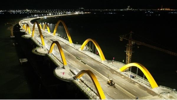 Cầu Tình Yêu - cầu 6 làn xe đầu tiên của Quảng Ninh nối đôi bờ vịnh Cửa Lục được đưa vào khai thác vào ngày đầu năm mới 2022.