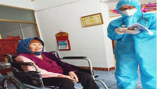 Tổ tiêm vắc xin lưu động TP Uông Bí tới thăm khám và tiêm cho cụ Phạm Thị Thi sinh năm 1932.