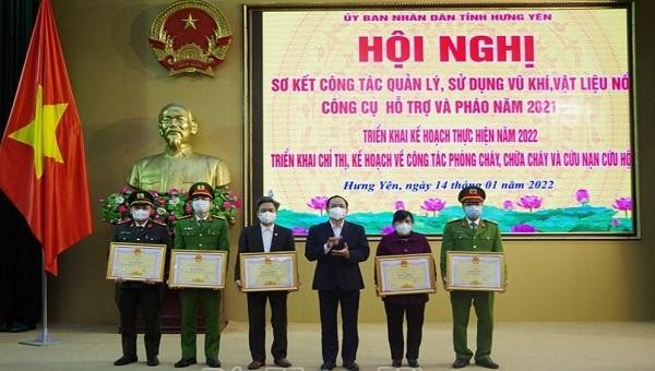 Chủ tịch UBND tỉnh Hưng Yên Trần Quốc Văn tặng Bằng khen cho 2 tập thể, 3 cá nhân có thành tích xuất sắc.