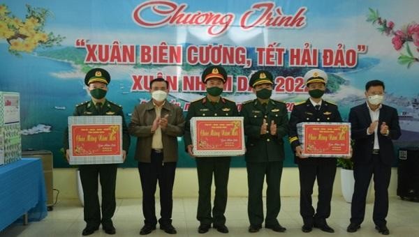 Đại tá Nguyễn Thanh Hải cùng Đoàn công tác tặng quà Tết cho đại diện các đơn vị đóng quân trên đảo Trần.