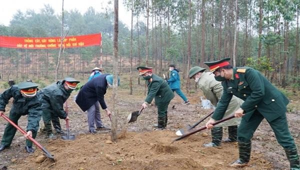 Ngay sau phát động, lãnh đạo các cơ quan, đơn vị, địa phương tham gia trồng cây tại thao trường 493 (TX Đông Triều).