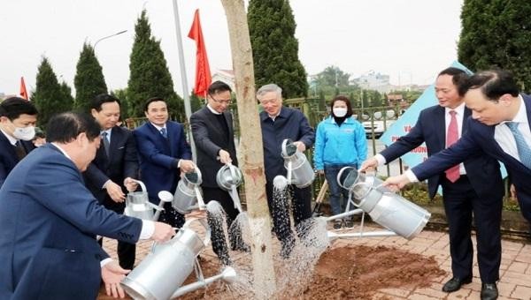 Chánh án Tòa án nhân dân tối cao Nguyễn Hòa Bình và các đại biểu tham gia trồng cây hưởng ứng Tết trồng cây đời đời nhớ ơn Bác Hồ - Xuân Nhâm Dần 2022.