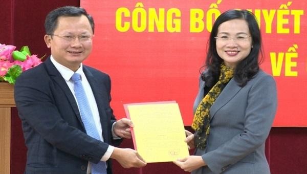 Phó Chủ tịch Thường trực UBND tỉnh Quảng Ninh Cao Tường Huy, trao quyết định cho tân Giám đốc Sở Nội vụ.