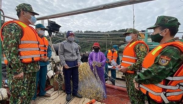  Bộ đội Biên phòng Quảng Ninh tuyên truyền cho ngư dân về công tác bảo vệ chủ quyền, ANTT trên biển, phòng, chống dịch Covid-19.