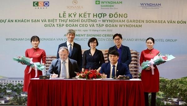 Ông Cao Văn Kiên - Phó Tổng Giám đốc Tập đoàn CEO, kiêm Tổng Giám đốc CEO Vân Đồn (hàng đầu, bên phải) - đại diện Tập đoàn CEO ký hợp đồng cùng Wyndham Hotel Group.