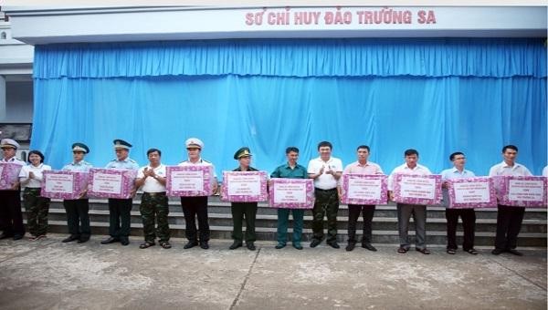 Phó Bí thư Thường trực Tỉnh ủy Quảng Ninh Ngô Hoàng Ngân, tặng quà cán bộ chiến sĩ và nhân dân tại đảo Trường Sa.