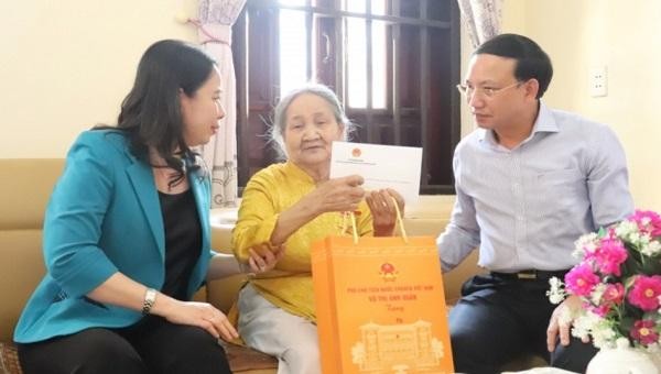 Phó Chủ tịch nước Võ Thị Ánh Xuân đến thăm, động viên và tặng quà bà mẹ Việt Nam Anh hùng Nguyễn Thị Thuộc tại tổ 5, khu 1, phường Hà Phong.