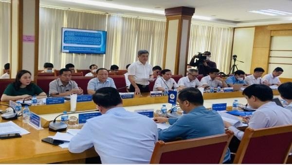 Giám đốc Công ty Điện lực Quảng Ninh Nguyễn Thanh Tĩnh báo cáo với đoàn công tác về tình hình cung cấp điện phục vụ SEA Games 31.