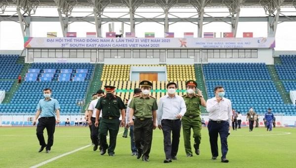 Chủ tịch UBND tỉnh Quảng Ninh Nguyễn Tường Văn kiểm tra công tác tổ chức tại Sân vận động Cẩm Phả.