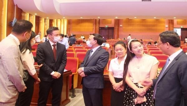 Các đồng chí lãnh đạo tỉnh Quảng Ninh trao đổi, trò chuyện với các doanh nghiệp bên lề hội nghị.