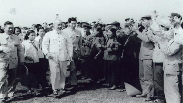 Nhân dân các dân tộc tỉnh Hải Ninh vui mừng đón Chủ tịch Hồ Chí Minh về thăm ngày 19 và 20/2/1960. (Nguồn ảnh: Bảo tàng Hồ Chí Minh)