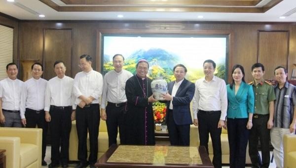 Tỉnh Quảng Ninh tặng quà lưu niệm cho Đoàn Giám mục Hải Phòng.
