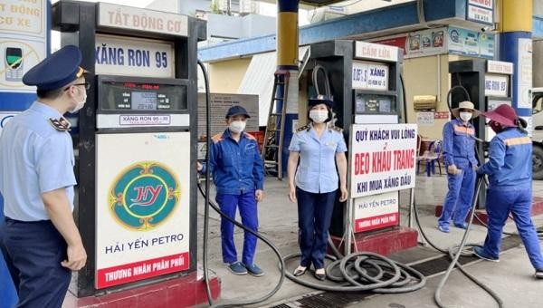 Lực lượng QLTT tỉnh Quảng Ninh giám sát việc điều chỉnh giá tại một cửa hàng kinh doanh xăng dầu trên địa bàn.