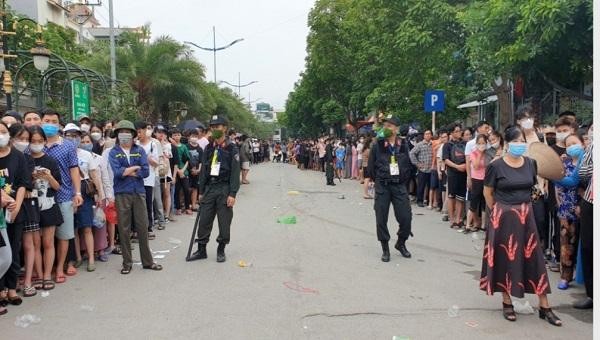 Hàng trăm người hâm mộ đã xếp hàng kéo dài tuyến đường chính dẫn vào SVĐ Cẩm Phả.