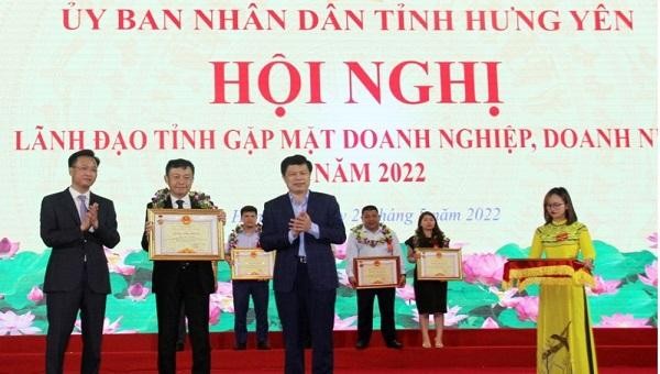Lãnh đạo tỉnh Hưng Yên Trao Bằng công nhận danh hiệu "Doanh nhân tiêu biểu" cho các doanh nhân tiêu biểu.