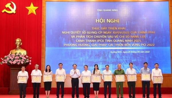 Bí thư Quảng Ninh trao bằng khen cho các tập thể có thành tích xuất sắc trong tham mưu, cải thiện môi trường đầu tư kinh doanh 5 năm liên tiếp và năm 2021.