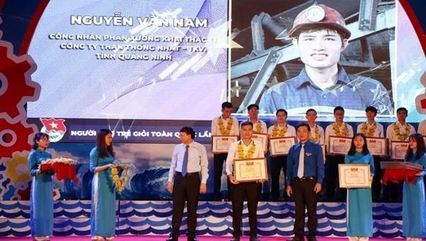 Thợ lò Nguyễn Văn Nam nhận Bằng khen của tỉnh Quảng Ninh.